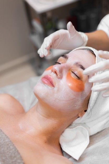 فیشیال صورت (Facial) یک روش مراقبت از پوست صورت است که مؤثرترین روش‌ها برای حفظ زیبایی و بهبود نمایش صورت استفاده می‌شود.
